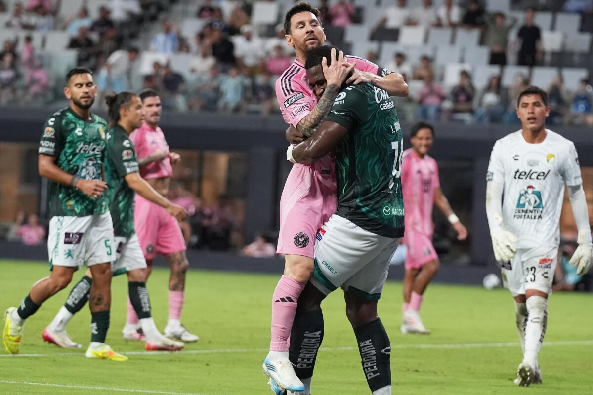 Messi vuelve tras la muerte de su padre y pierde ante León