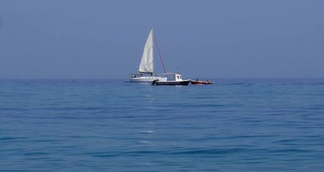 Un vídeo viral muestra el peor error al saltar en barco