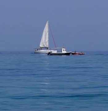 Un vídeo viral muestra el peor error al saltar en barco