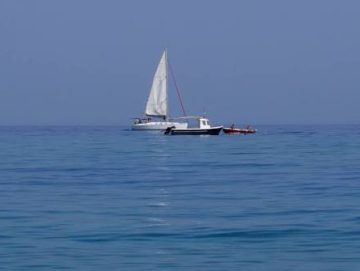 Un vídeo viral muestra el peor error al saltar en barco