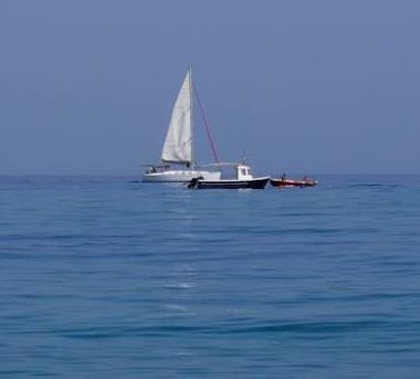 Un vídeo viral muestra el peor error al saltar en barco