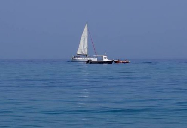 Un vídeo viral muestra el peor error al saltar en barco