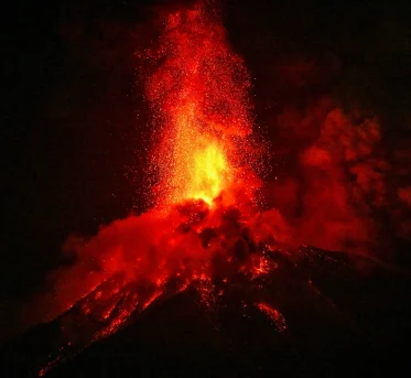 Volcán de Fuego activa alerta naranja tras fuerte erupción
