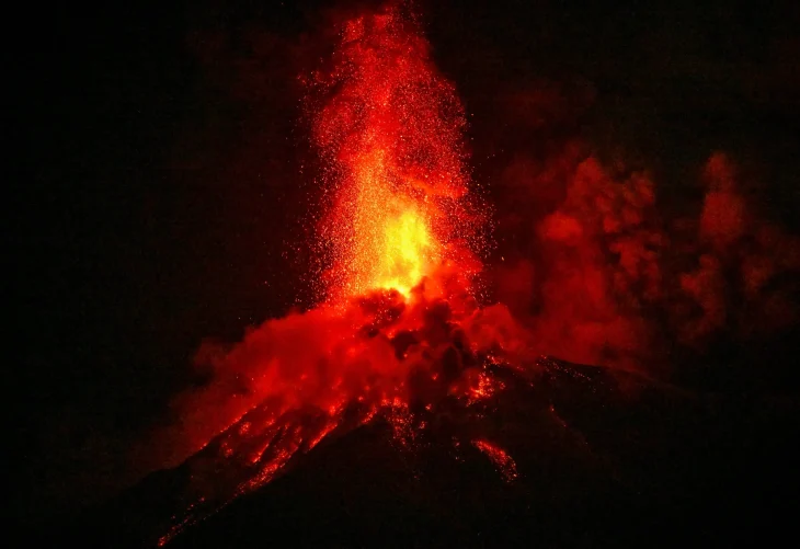 Volcán de Fuego activa alerta naranja tras fuerte erupción
