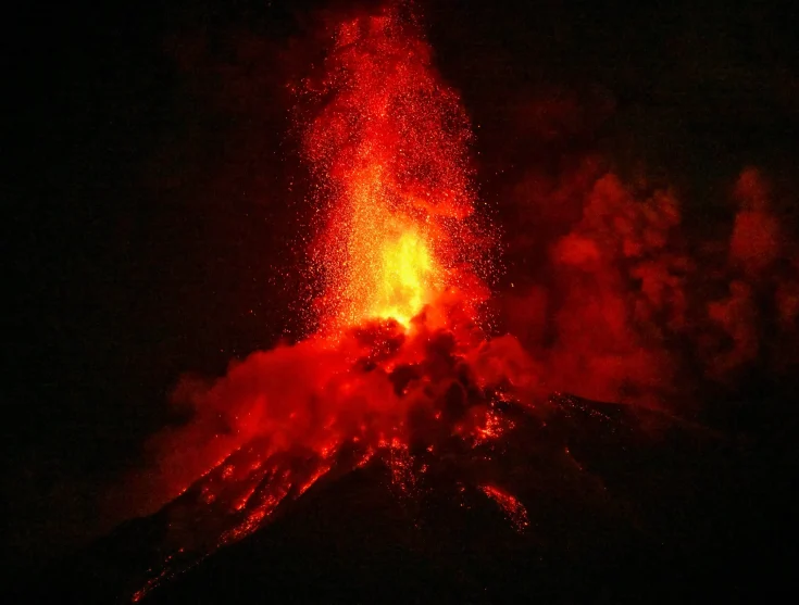 Volcán de Fuego activa alerta naranja tras fuerte erupción