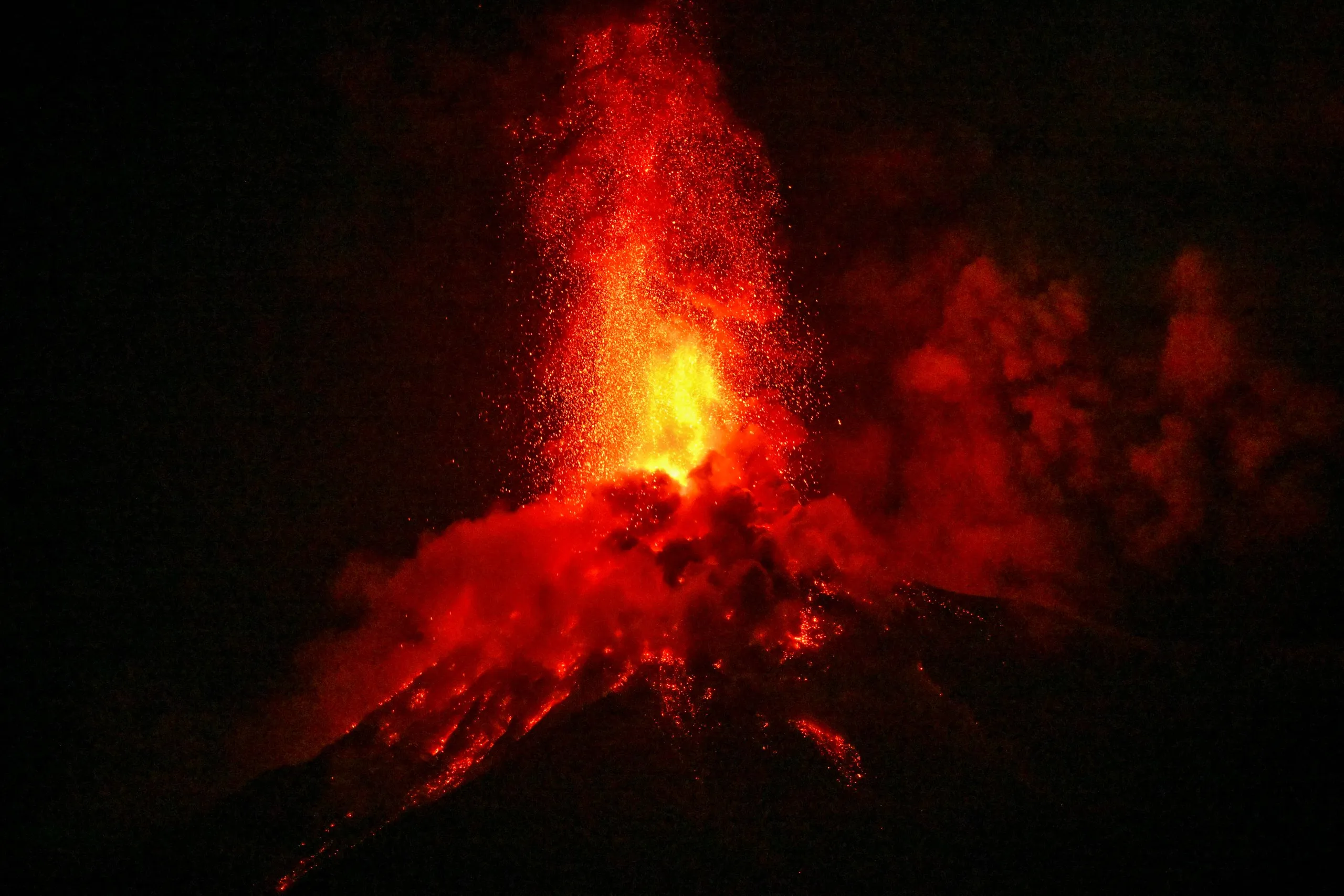 Volcán de Fuego activa alerta naranja tras fuerte erupción