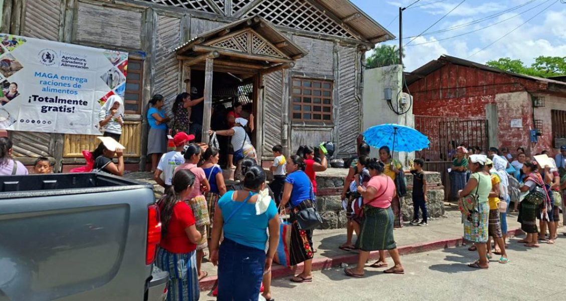 Entregan alimentos a familias comprometidas con la comunidad