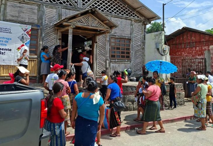 Entregan alimentos a familias comprometidas con la comunidad