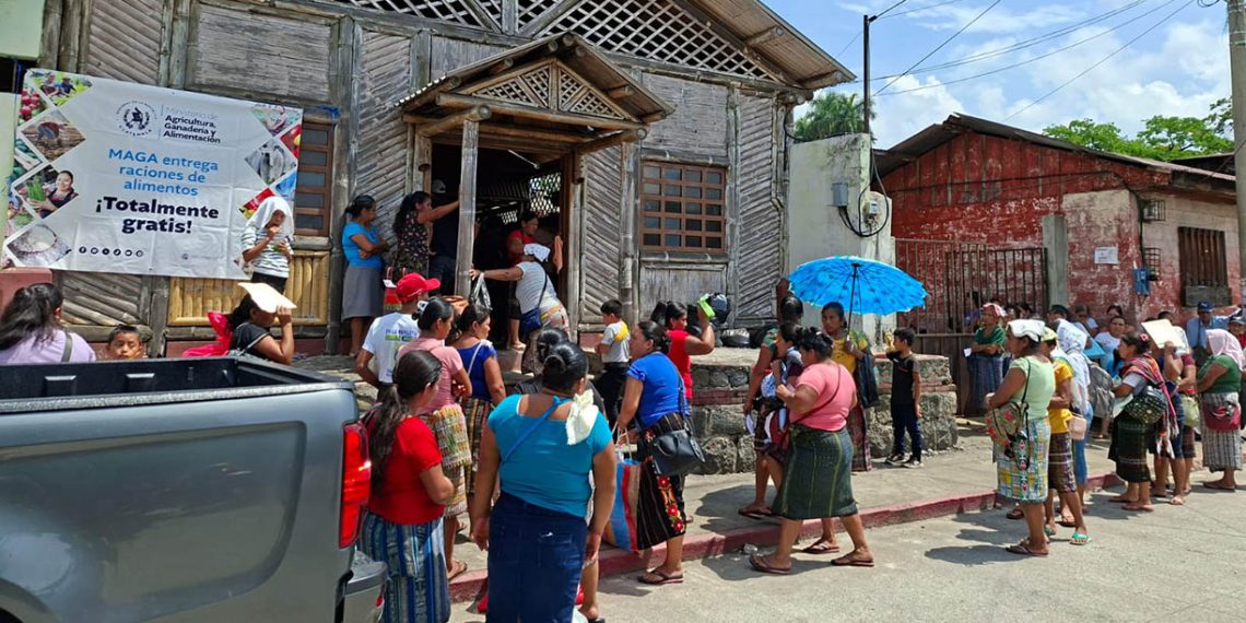 Entregan alimentos a familias comprometidas con la comunidad