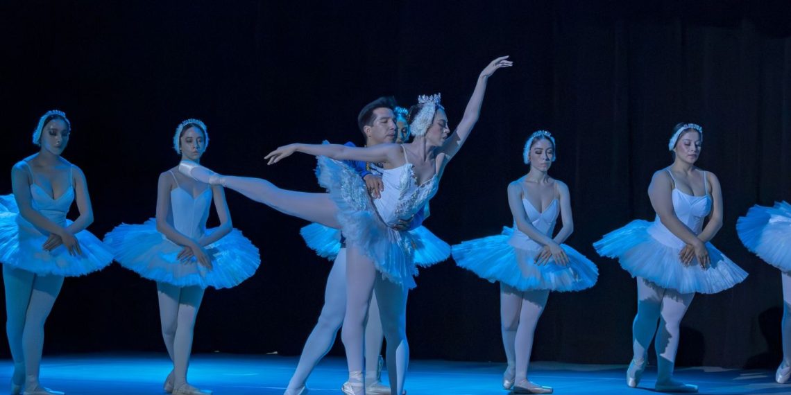 El Lago de los Cisnes deslumbró en el Colegio Americano