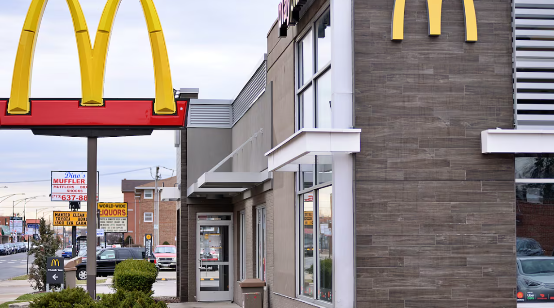 Protestas y bloqueos llevan a McDonald’s a cerrar restaurantes