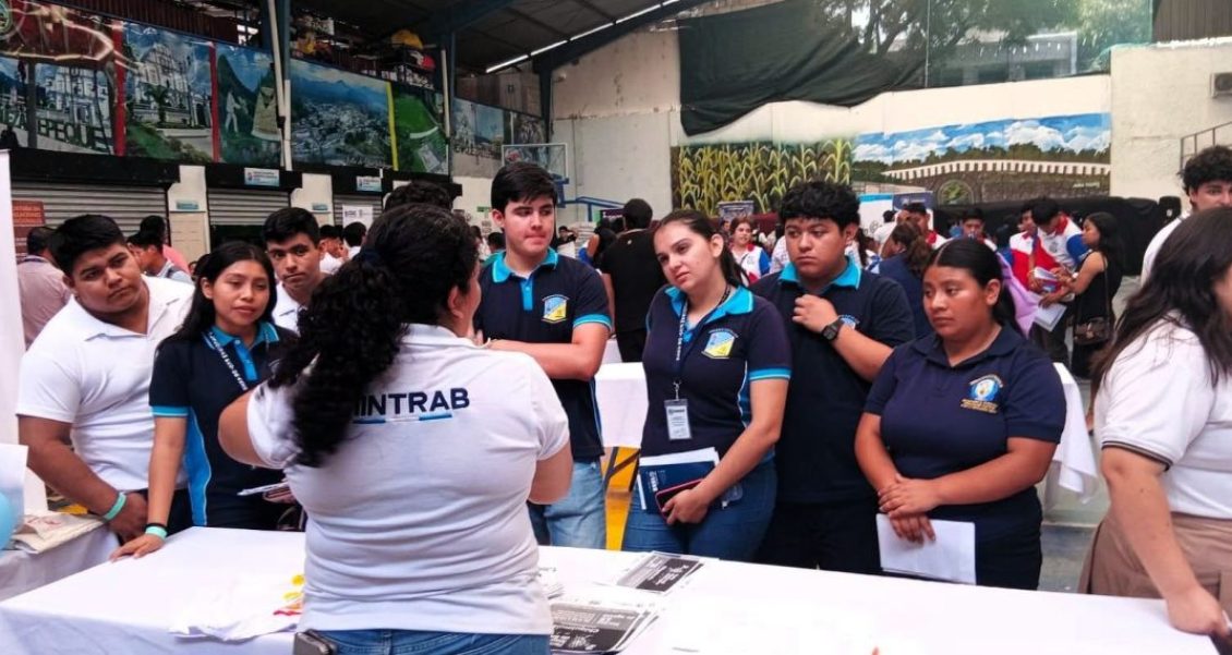 Jóvenes de 4 departamentos reciben orientación laboral