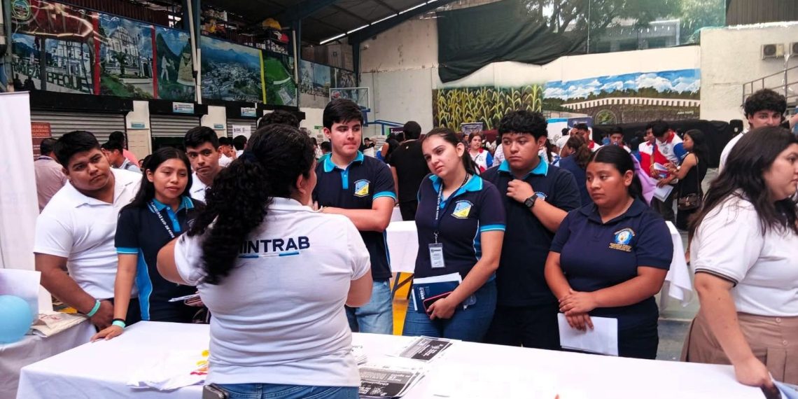 Jóvenes de 4 departamentos reciben orientación laboral