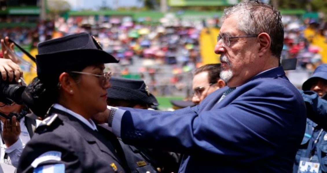 Presidente Bernardo Arévalo encabeza graduación de policias