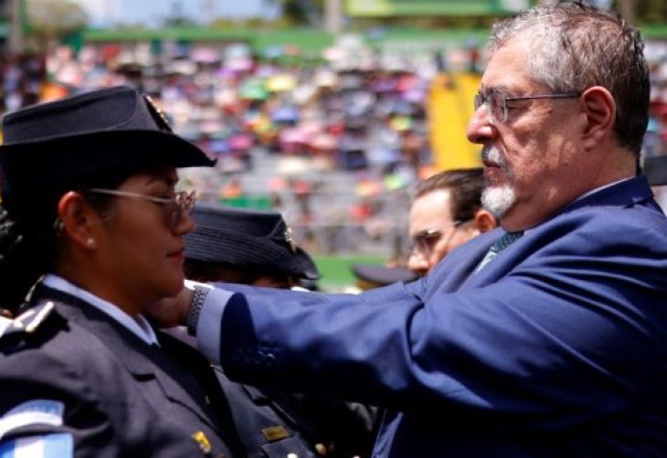 Presidente Bernardo Arévalo encabeza graduación de policias
