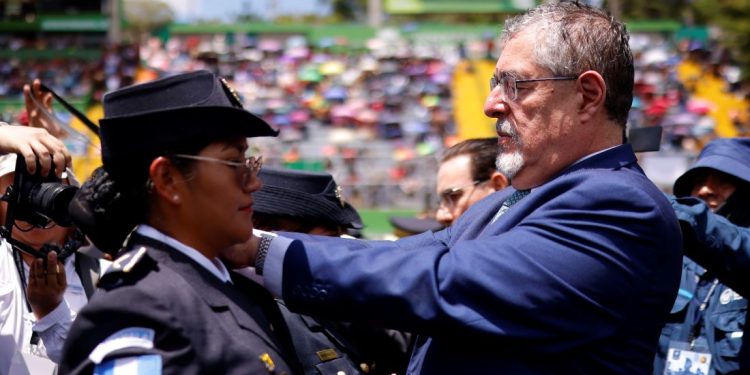 Presidente Bernardo Arévalo encabeza graduación de policias