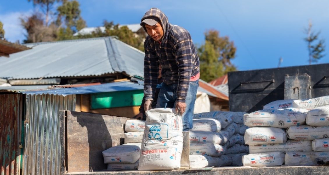 Familias de San José Ojetenam cambian sus pisos de tierra