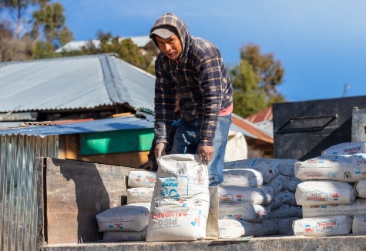 Familias de San José Ojetenam cambian sus pisos de tierra