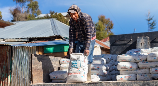 Familias de San José Ojetenam cambian sus pisos de tierra