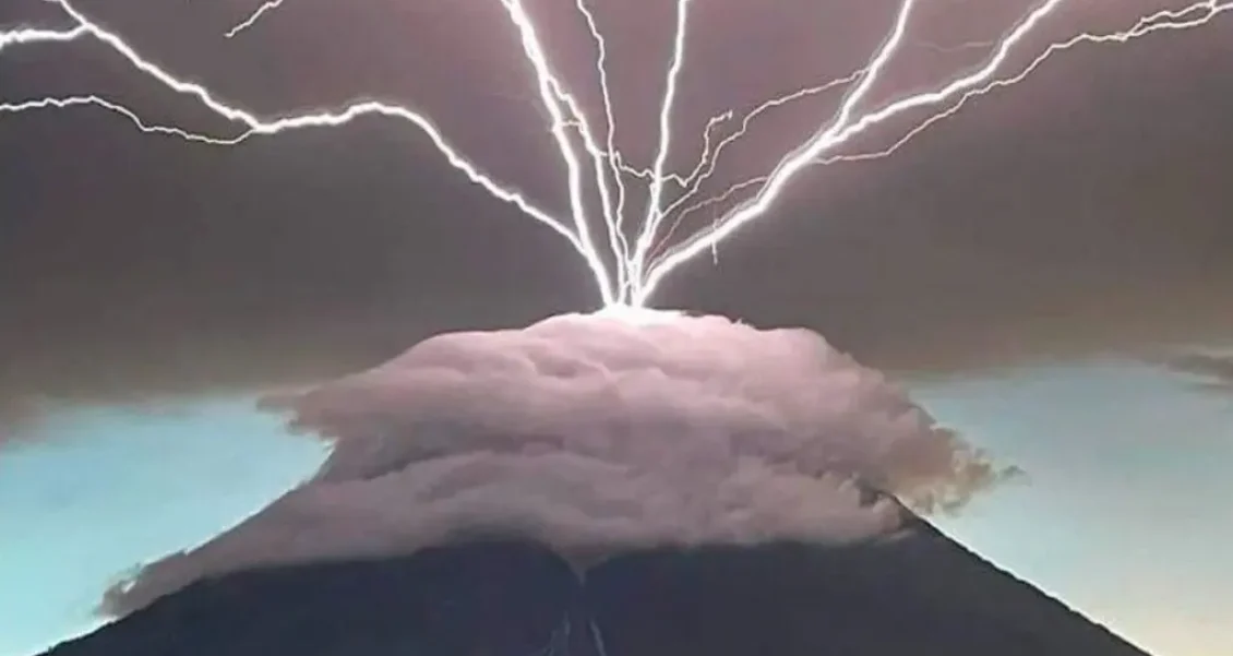 Relámpago volcánico en Acatenango y erupción del Fueg