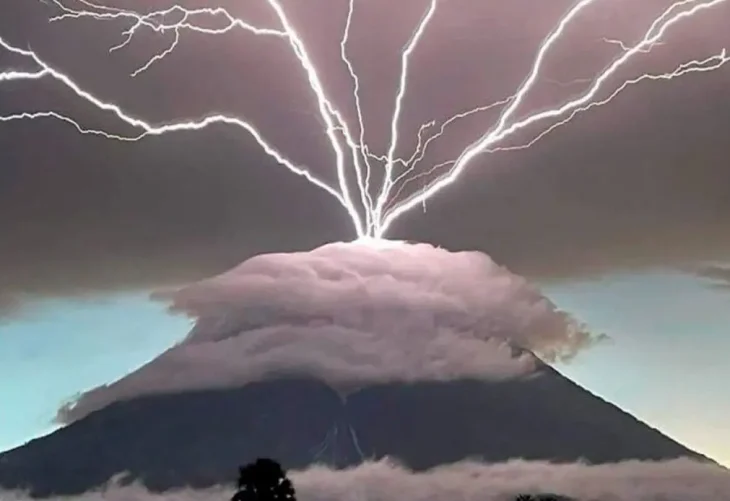 Relámpago volcánico en Acatenango y erupción del Fueg