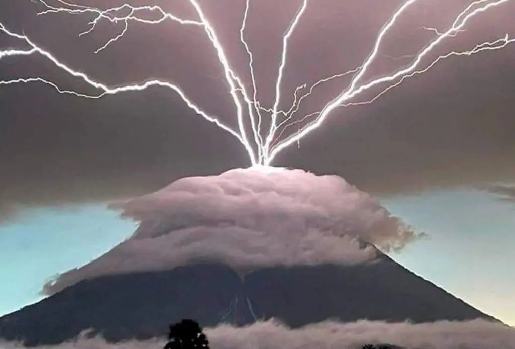 Relámpago volcánico en Acatenango y erupción del Fueg