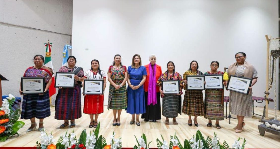 Entregan la Orden Ütz Samaj a siete mujeres indígenas