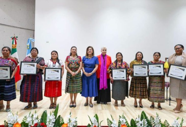 Entregan la Orden Ütz Samaj a siete mujeres indígenas