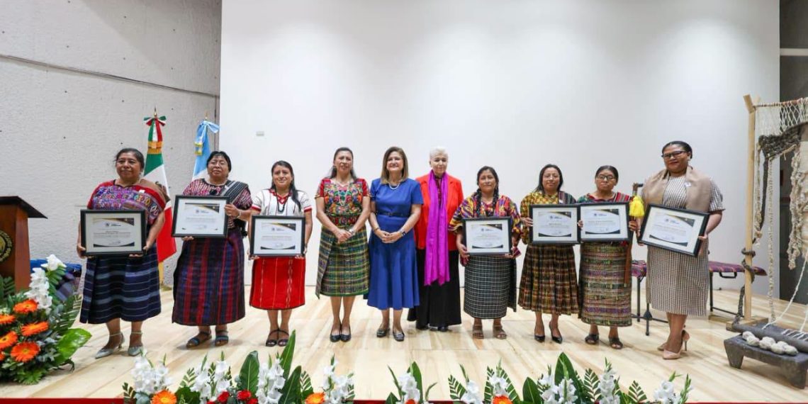 Entregan la Orden Ütz Samaj a siete mujeres indígenas
